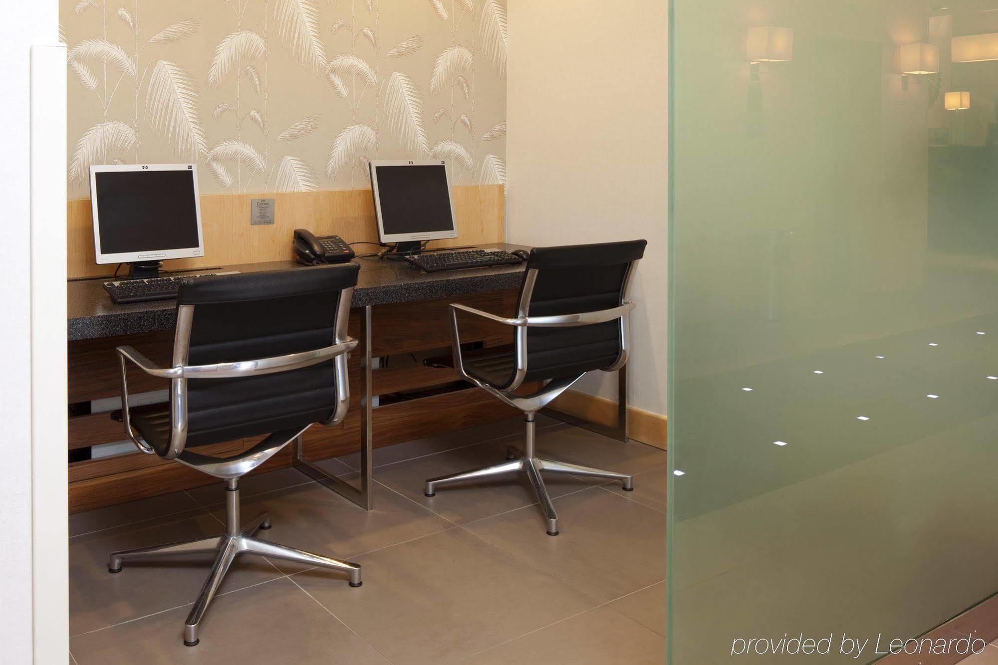 Express Southampton - M27, J7 By Ihg 3*
